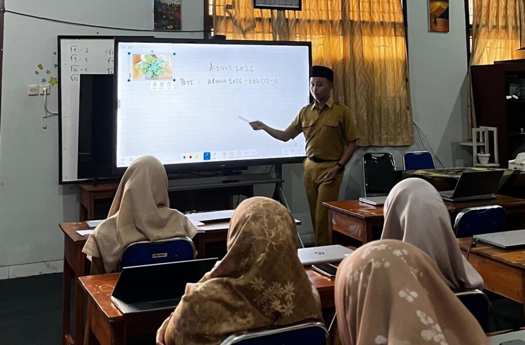 Transformasi Digital Kelas: Kombel SMP Islam Andalusia 2 Kebasen Bedah Pemanfaatan Papan Interaktif Digital Melalui Kerangka SAMR
