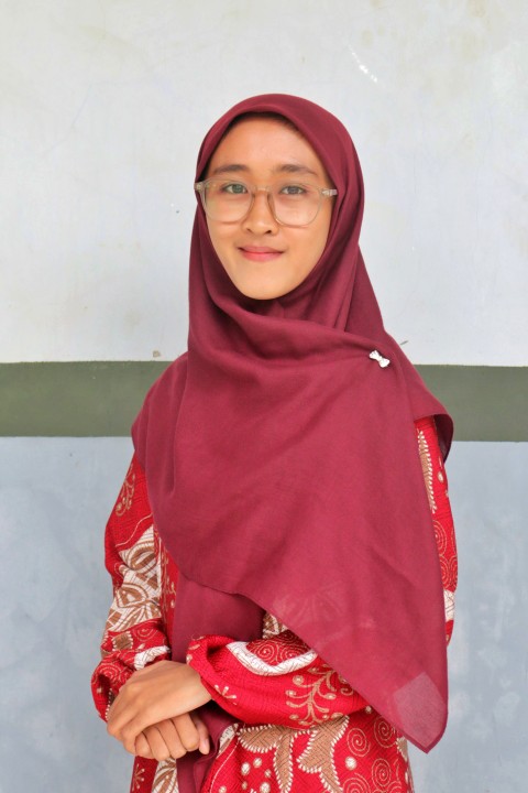 Dinah Azmi Alifah, S.Pd.  